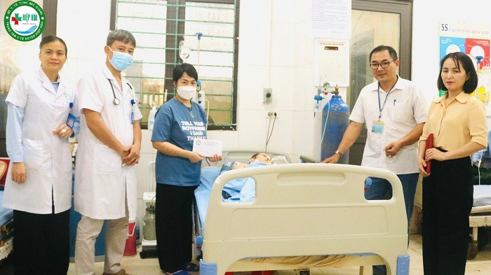 Trung tâm Y tế huyện Hiệp Hòa tặng quà cho bệnh nhân khó khăn