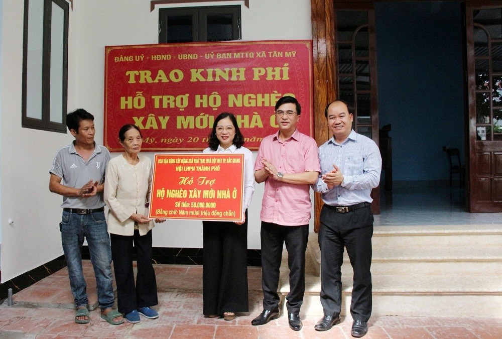 Thành phố Bắc Giang: Xã Tân Mỹ tổ chức trao tiền hỗ trợ xây dựng nhà ở cho hộ gia đình nghèo tại...