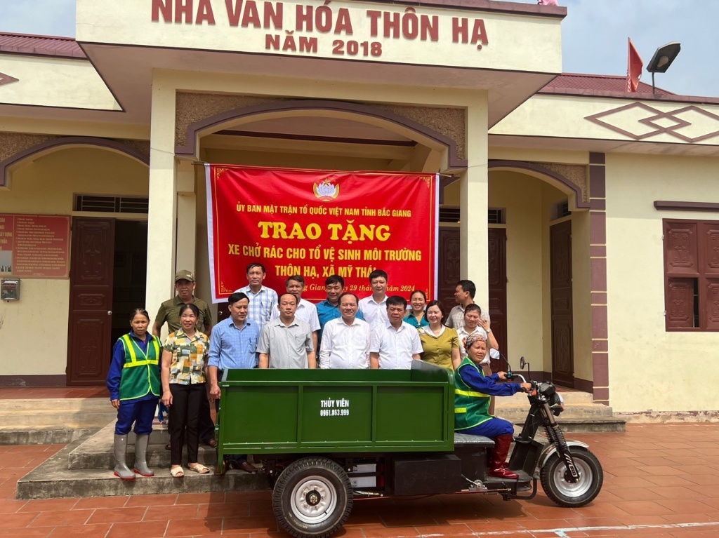 Ủy ban MTTQ tỉnh trao tặng xe chở rác chuyên dụng  cho thôn nông thôn mới kiểu mẫu|https://hiephoa.bacgiang.gov.vn/ja_JP/web/uy-ban-mat-tran-to-quoc-tinh-bac-giang/chi-tiet-tin-tuc/-/asset_publisher/M0UUAFstbTMq/content/uy-ban-mttq-tinh-trao-tang-xe-cho-rac-chuyen-dung-cho-thon-nong-thon-moi-kieu-m-1
