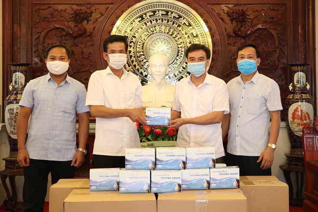 Một doanh nghiệp ủng hộ 12,5 nghìn khẩu trang y tế cho huyện Hiệp Hòa