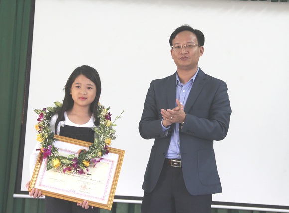 Quán quân giọng hát Việt nhí Dương Ngọc Ánh được Chủ tịch UBND huyện khen thưởng