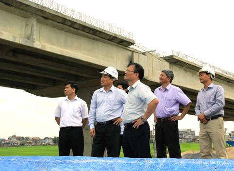 Phó Chủ tịch UBND tỉnh Lại Thanh Sơn kiểm tra tiến độ Dự án Đường tỉnh 295 và Dự án xây dựng cầu...