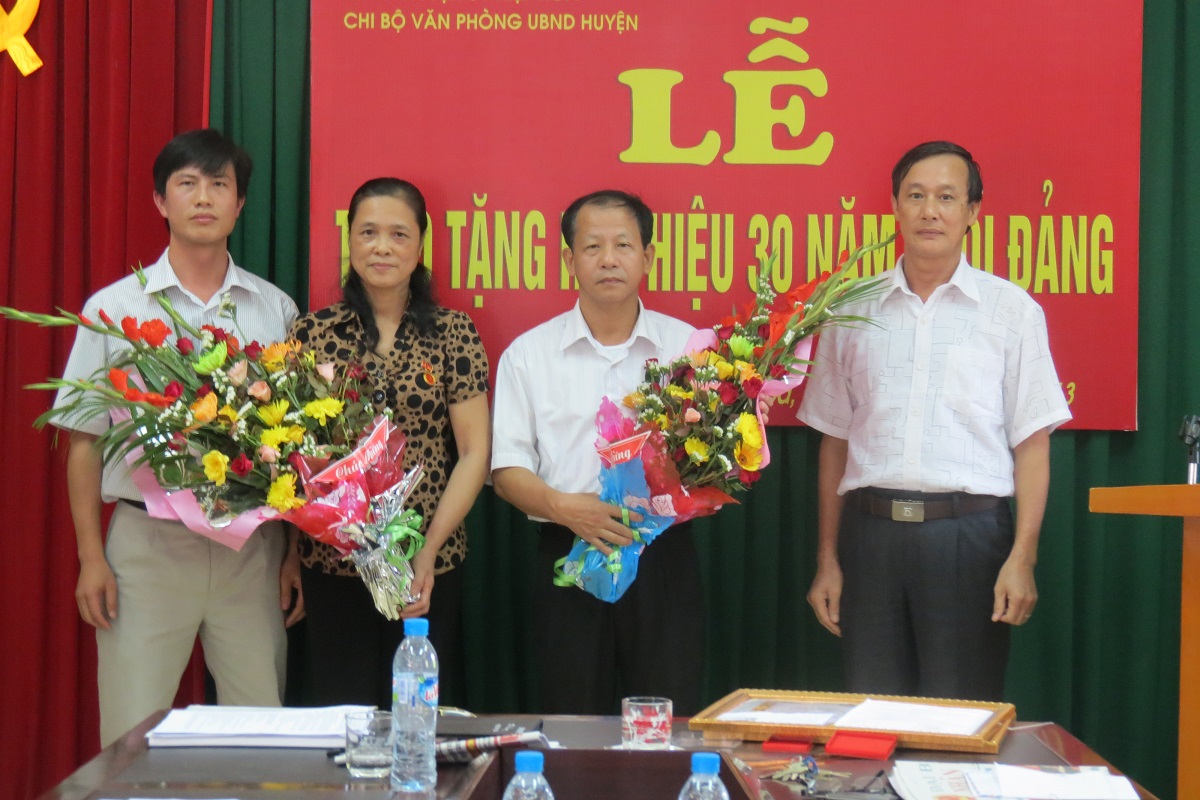 Chi bộ Văn phòng HĐND-UBND huyện trao tặng huy hiệu 30 năm tuổi Đảng