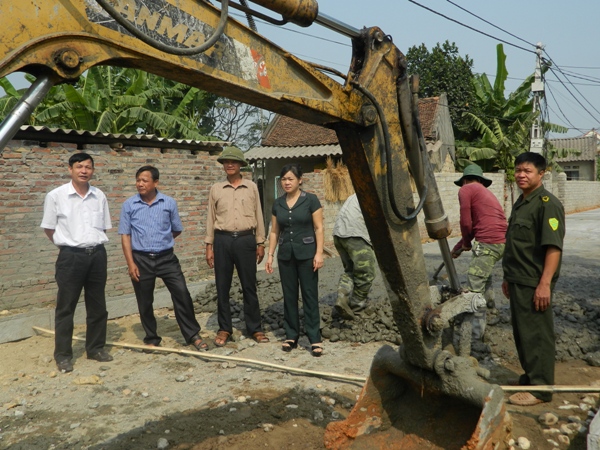 Chủ tịch UBND huyện Nguyễn Thị Hoa kiểm tra tiến độ xây dựng hạ tầng nông thôn mới tại xã Đoan Bái